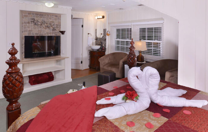 Laurel Springs Lodge - The Riversong Mini-Suite (Room 3) - Gatlinburg, TN