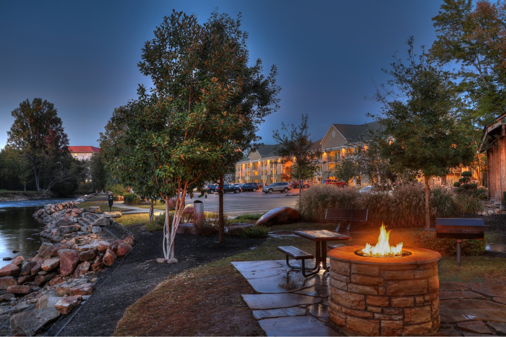 EconoLodge Grilling Area on the River