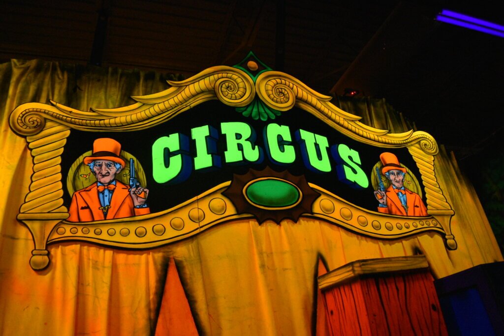 Circus Golf & Amazing Mirror Maze