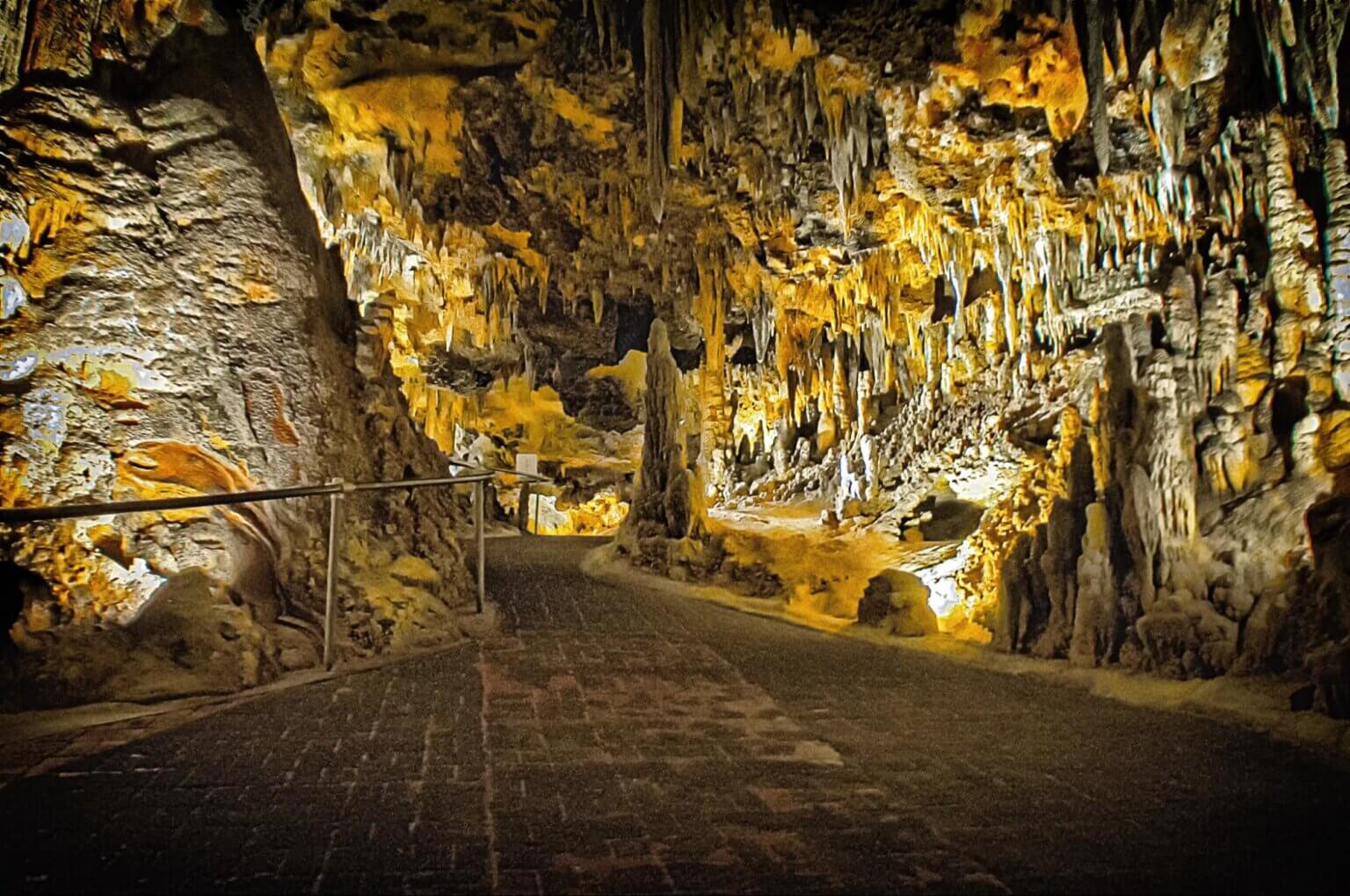 Hikeable Caverns & Caves Near Gatlinburg, TN