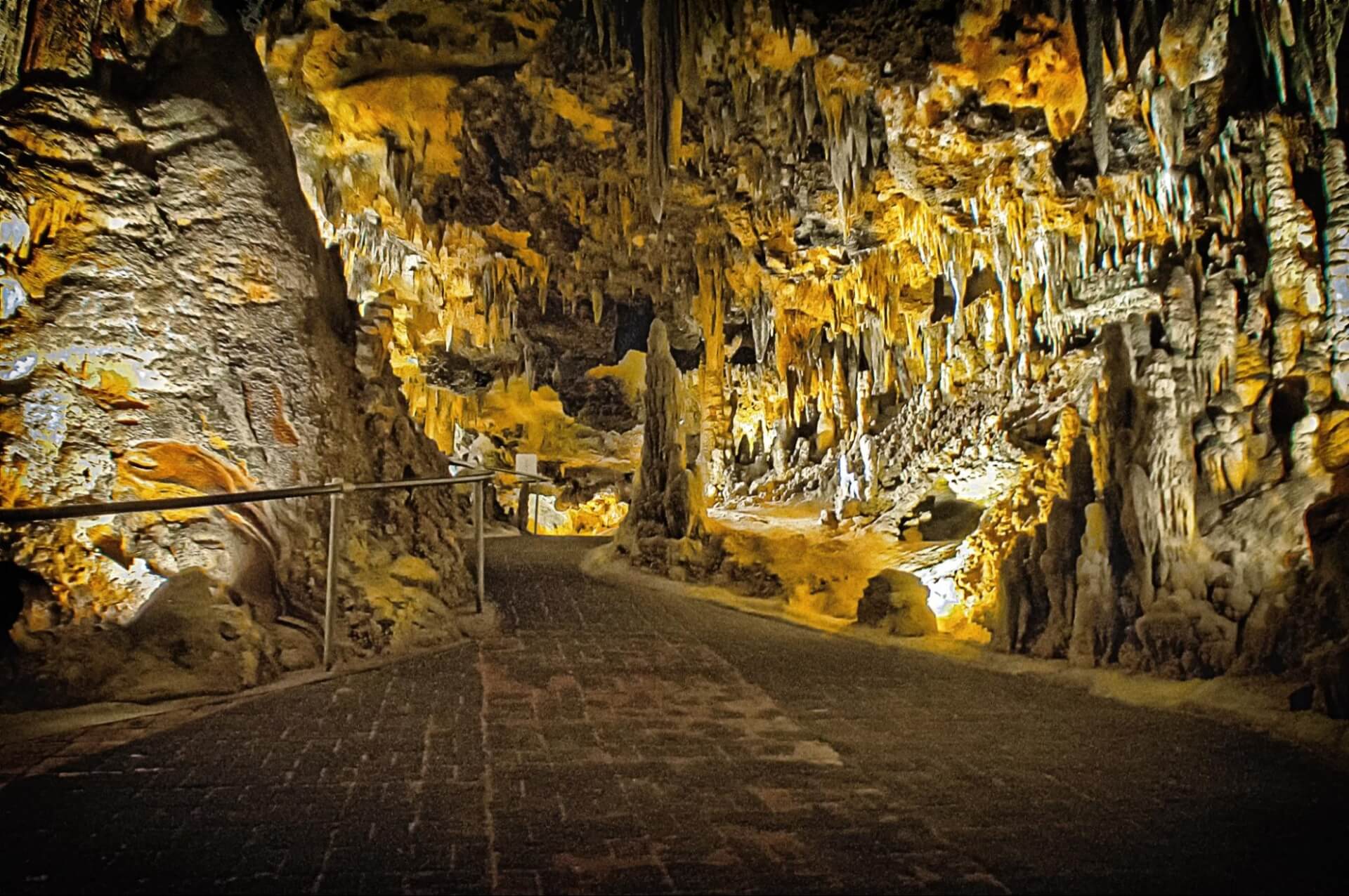Hikeable Caverns & Caves Near Gatlinburg, TN